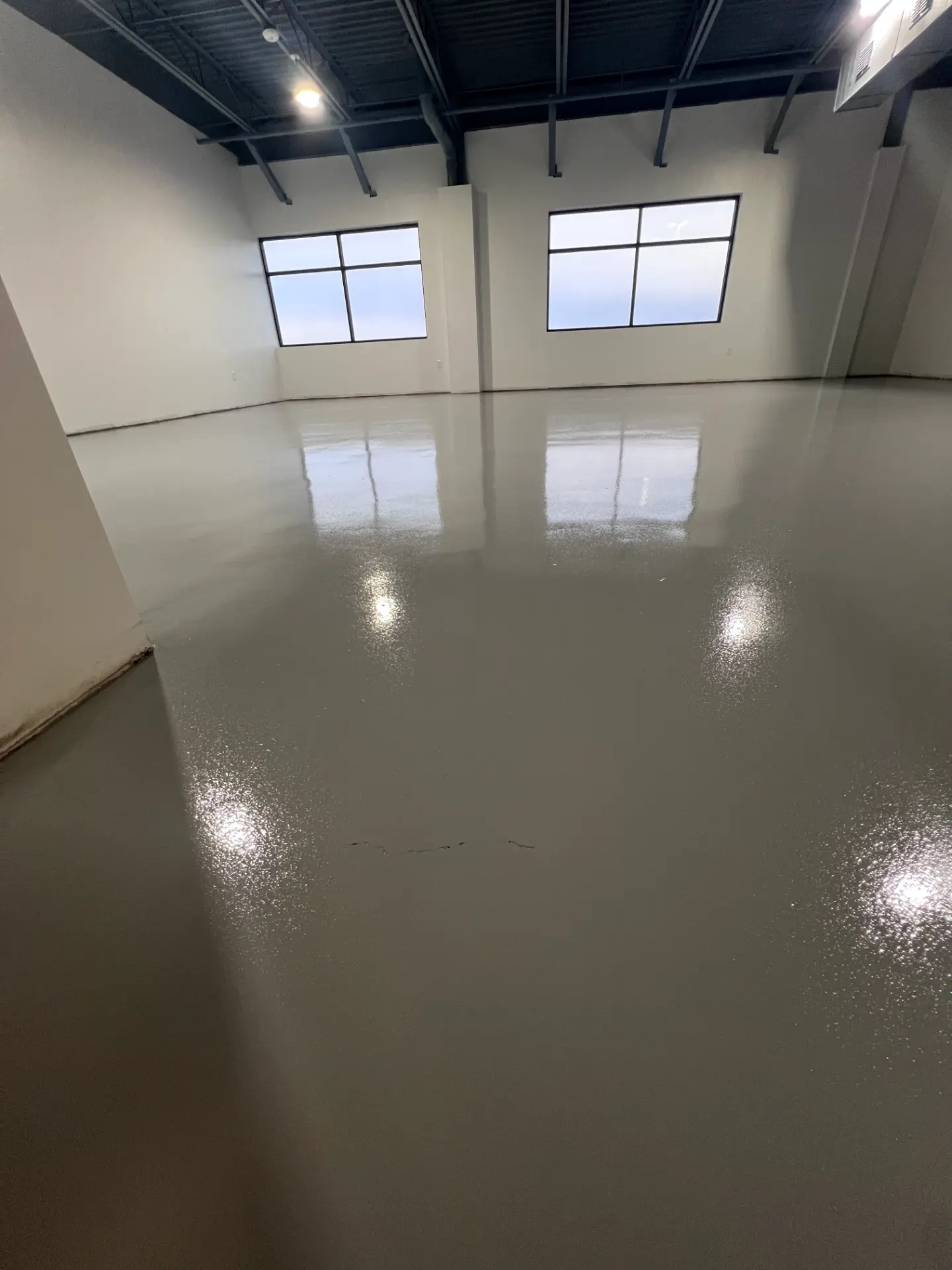 Gray coated floor with a high-gloss finish in an empty Dallas flex and warehouse building