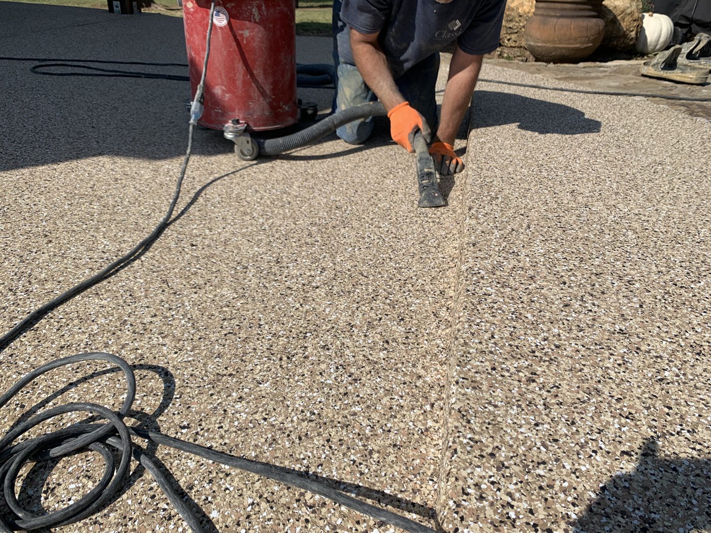 Dust-extraction vacuum connected during floor grinding